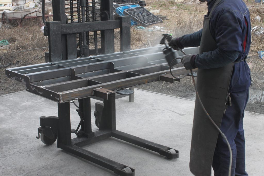 水泥擋渣墻鋼模具噴漆防銹